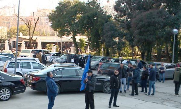 Zbardhet skenari i protestës! Berisha pritet me brohorima, çfarë po ndodh para selisë së PD