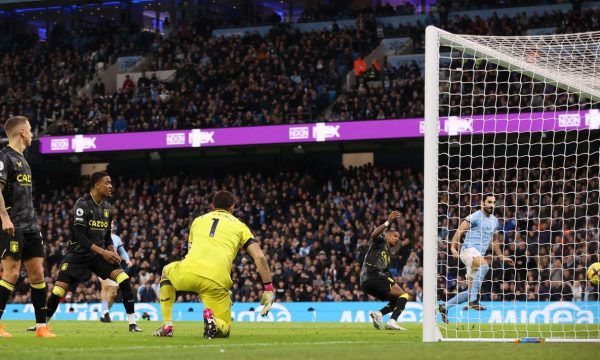 Manchester City e shfrytëzon barazimin e Arsenalit, mposht Aston Villën dhe i afrohet kreut