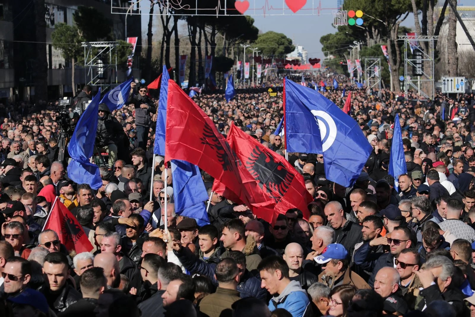 “Ish-zyrtari i FBI-së, Edi Rama…” Sali Berisha dhe Ilir Meta mbledhin mijëra persona në protestë