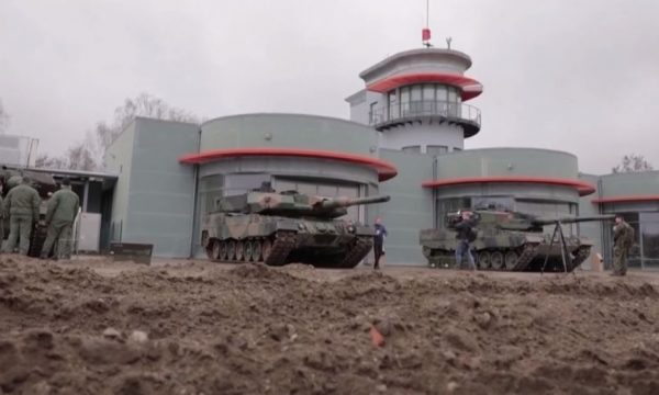 Ministri gjerman vëzhgon trajnimin e ushtarëve ukrainas për tanket Leopard 2