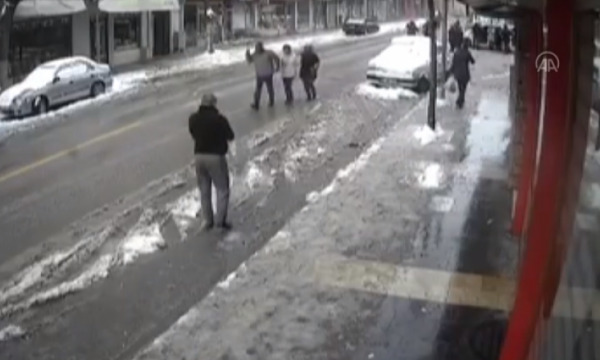 Tërmeti në Turqi, dy persona shpëtojnë mrekullisht pak para se të shembet ndërtesa (Video)