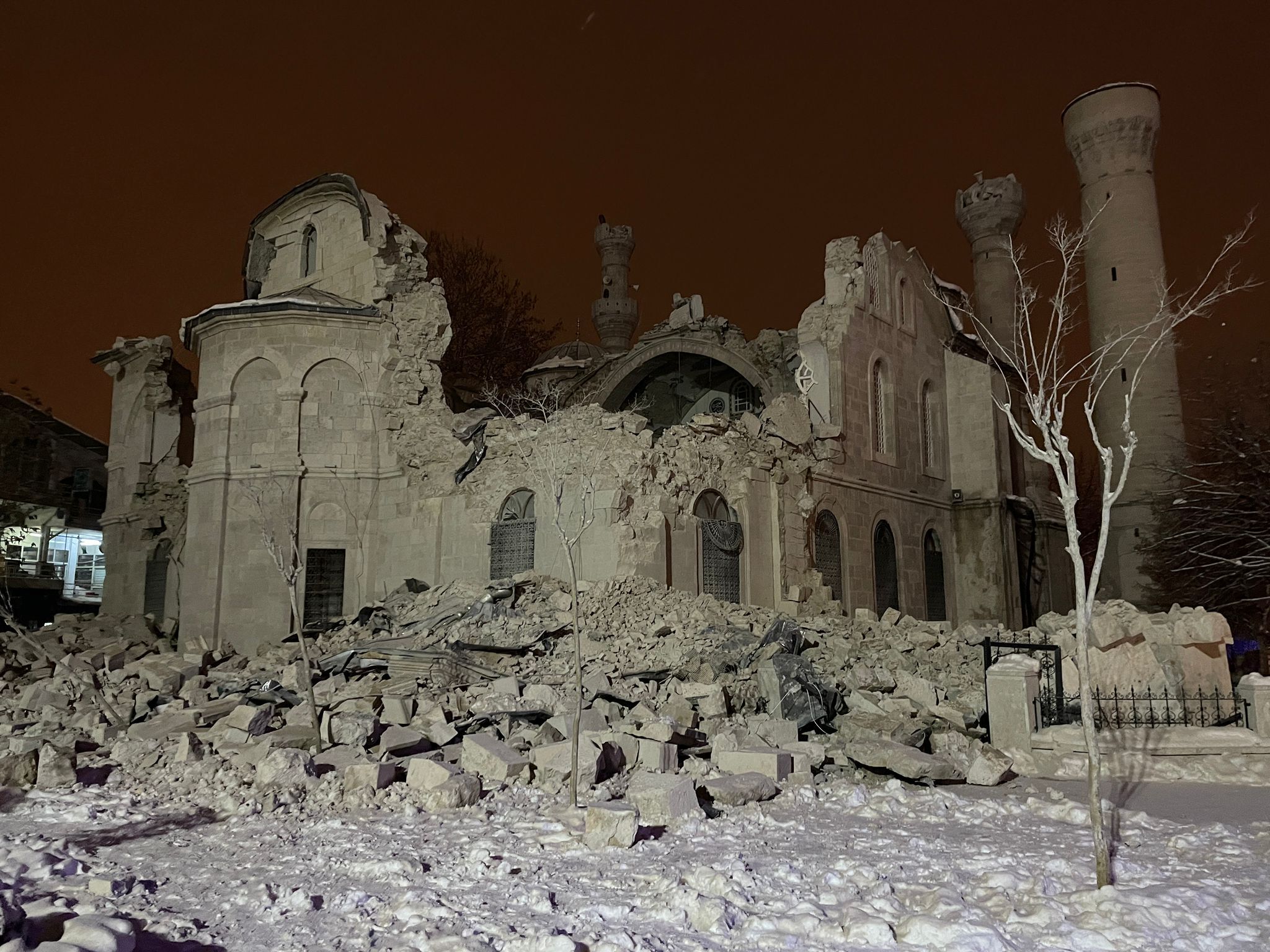 Tërmeti shkatërroi një ndër xhamitë historike në Turqi (Foto)