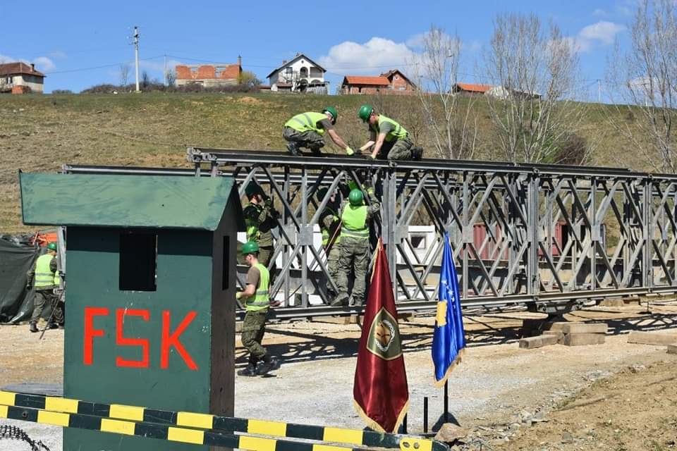 Ekipet e xhenios së FSK-së ndihmojnë qytetarët e prekur nga vërshimet