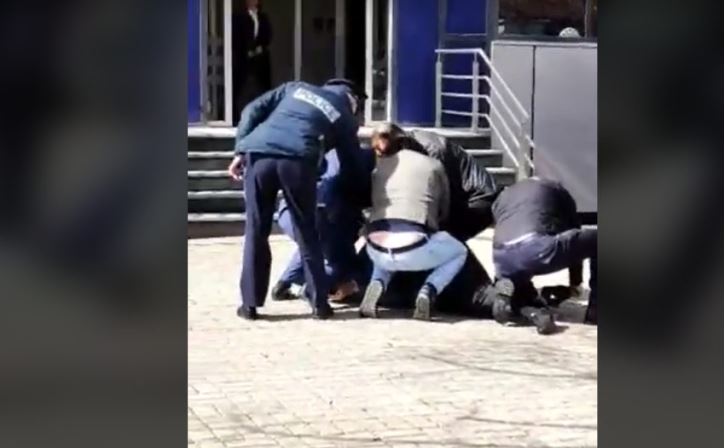 Protestuesi tentoi të fliste me Kurtin, zvarritet në rrugë nga Policia (Video)