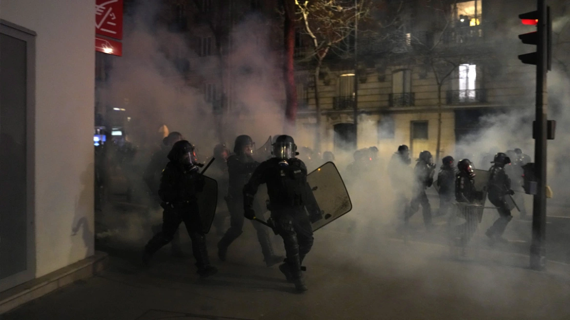 Vazhdojnë trazirat në Francë, protestuesit djegin veturat e policisë