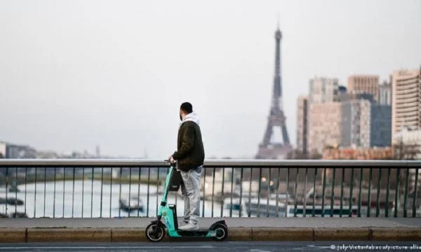 Në Paris ndalohen skuterët elektrikë