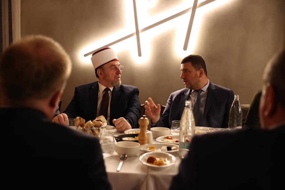 Krasniqi shtron iftar për myftiun Naim Tërrnava dhe bashkëpunëtorët e BIK-ut