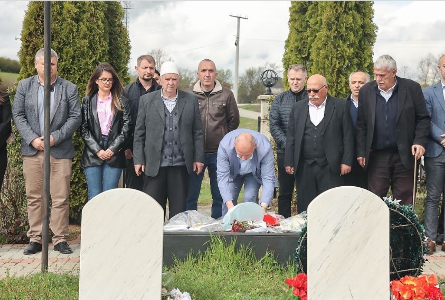 Lladrovci: Përjetësisht falënderues për të gjithë kontribuesit e lirisë tonë, në veçanti heronjve, dëshmorëve dhe martirëve të kombit