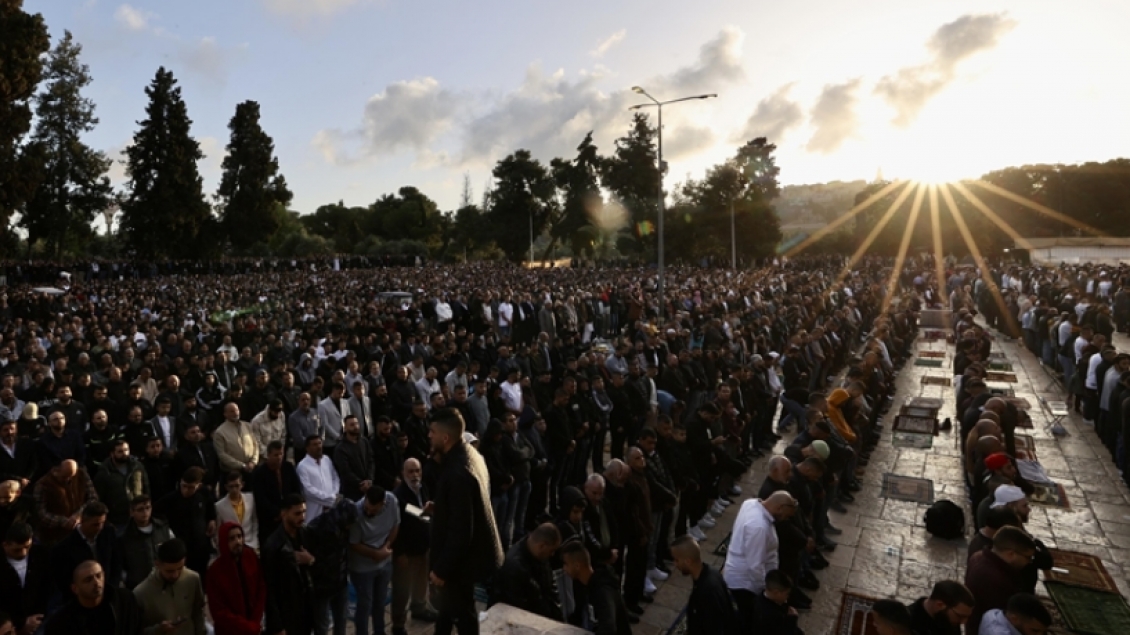 Rreth 120 mijë besimtarë e falën namazin e Bajramit në xhaminë al-Aqsa të Jerusalemit