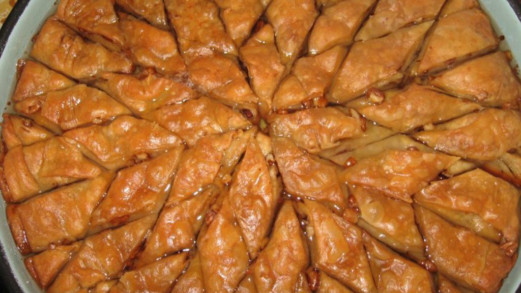 Bakllava sipas traditës kosovare – ëmbëlsira plot shije