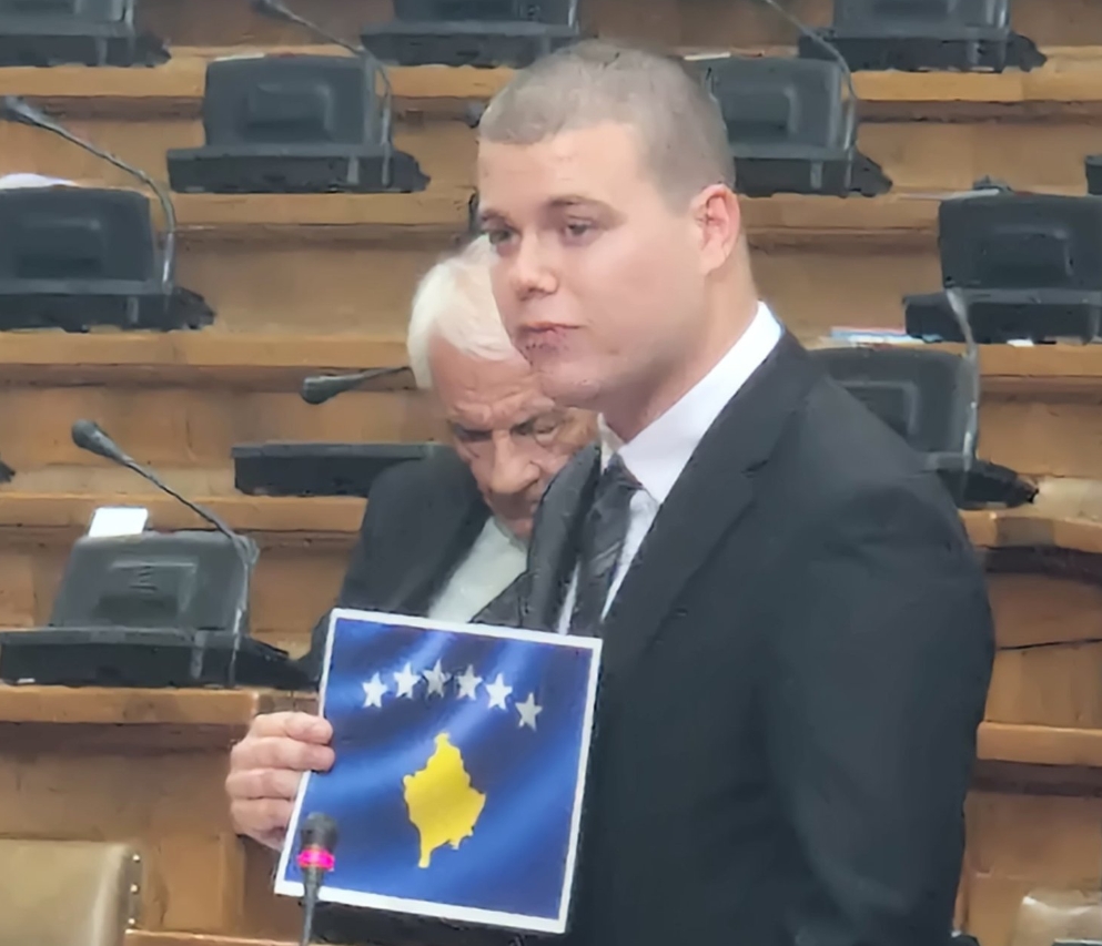 “Çarten” njerëzit përreth Vuçiqit me deputetin që shfaqi flamurin e Kosovës në Kuvendin e Serbisë