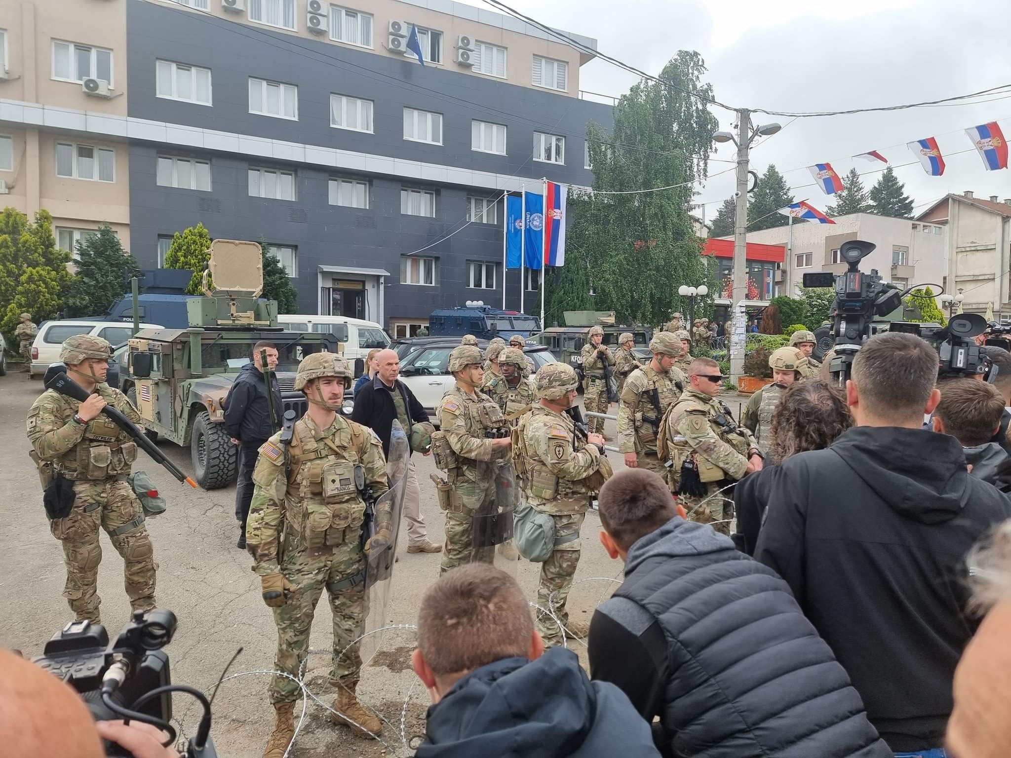 Protestuesit serb vazhdojnë të qëndrojnë para objekteve të komunave