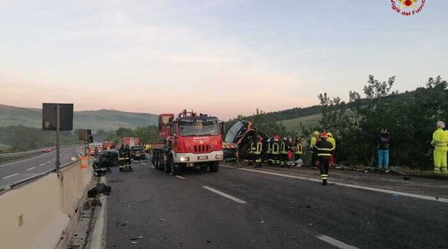 Autobusi përplaset me 5 makina në Itali, humb jetën një person plagosen 14 të tjerë