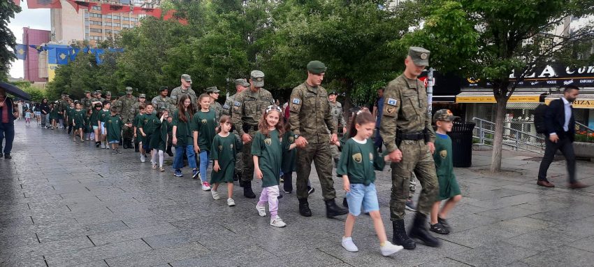 Mbahet parada e fëmijëve së bashku me Forcën e Sigurisë së Kosovës