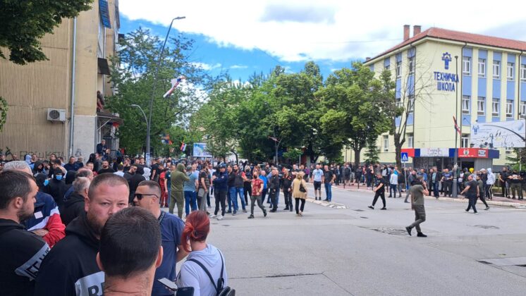 Qindra serbë mblidhen në Mitrovicë të Veriut, shumë prej tyre me maska