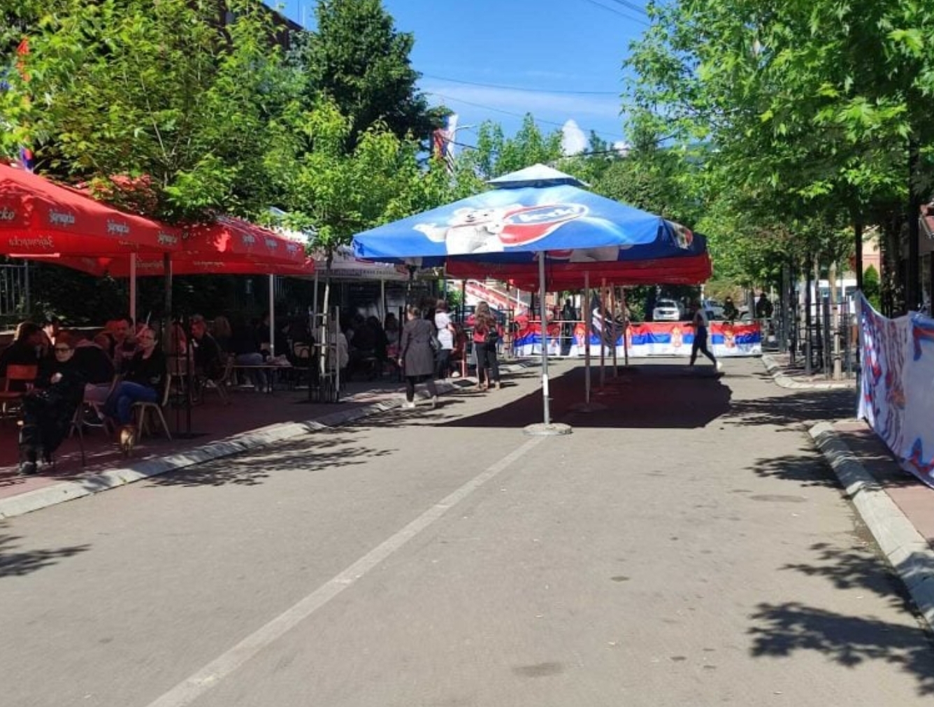 Vendosen disa tenda të reja të protestuesve në Zveçan, serbër mblidhen sërish para komunës