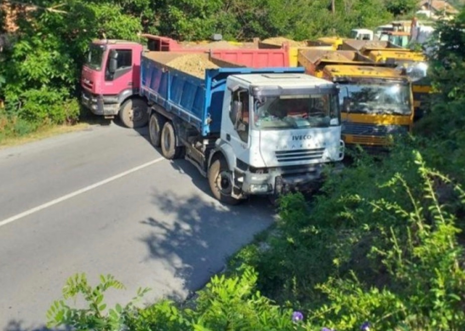 Raportohet se serbët kanë bllokuar kamionët nga Kosova, nuk i lejojnë të kalojnë nga Jarinja në Serbi