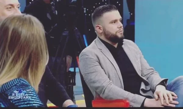 Flori Mumajesi “hakmerret” pas 7 vitesh, i kthen përgjigje kritikave të këngëtares