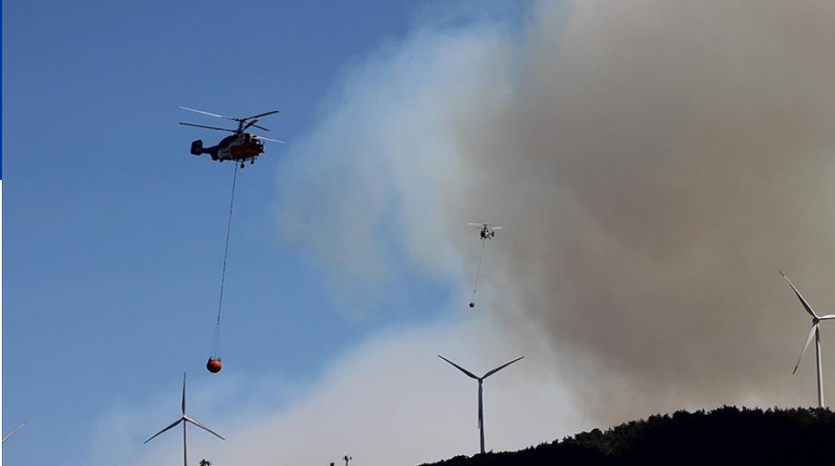 Helikopterë e aeroplanë në aksion për shuarjen e e zjarrit në Hatay të Turqisë