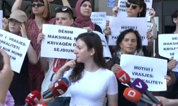 “Dënim maksimal për Dardan Krivaqën dhe Arbër Sejdiun”, nis protesta para Gjykatës në Ferizaj