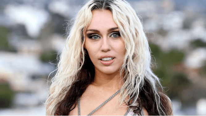 Miley Cyrus zbulon se pse nuk dëshiron të mbajë turne muzikore