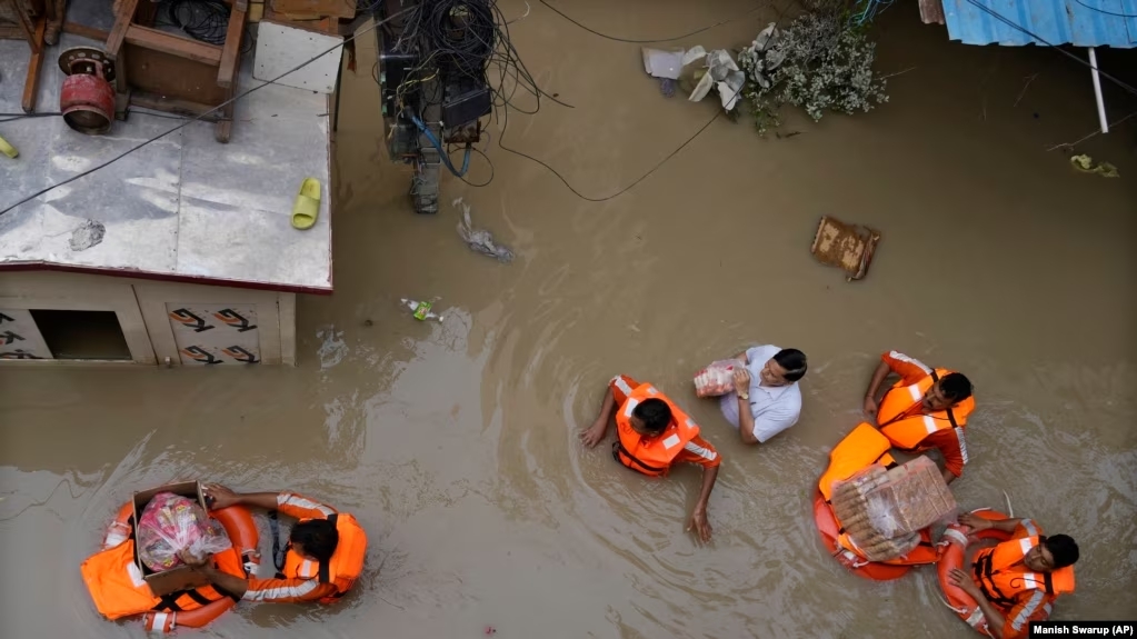 Të paktën 24 të vdekur nga vërshimet dhe rrëshqitja e dheut në Indi