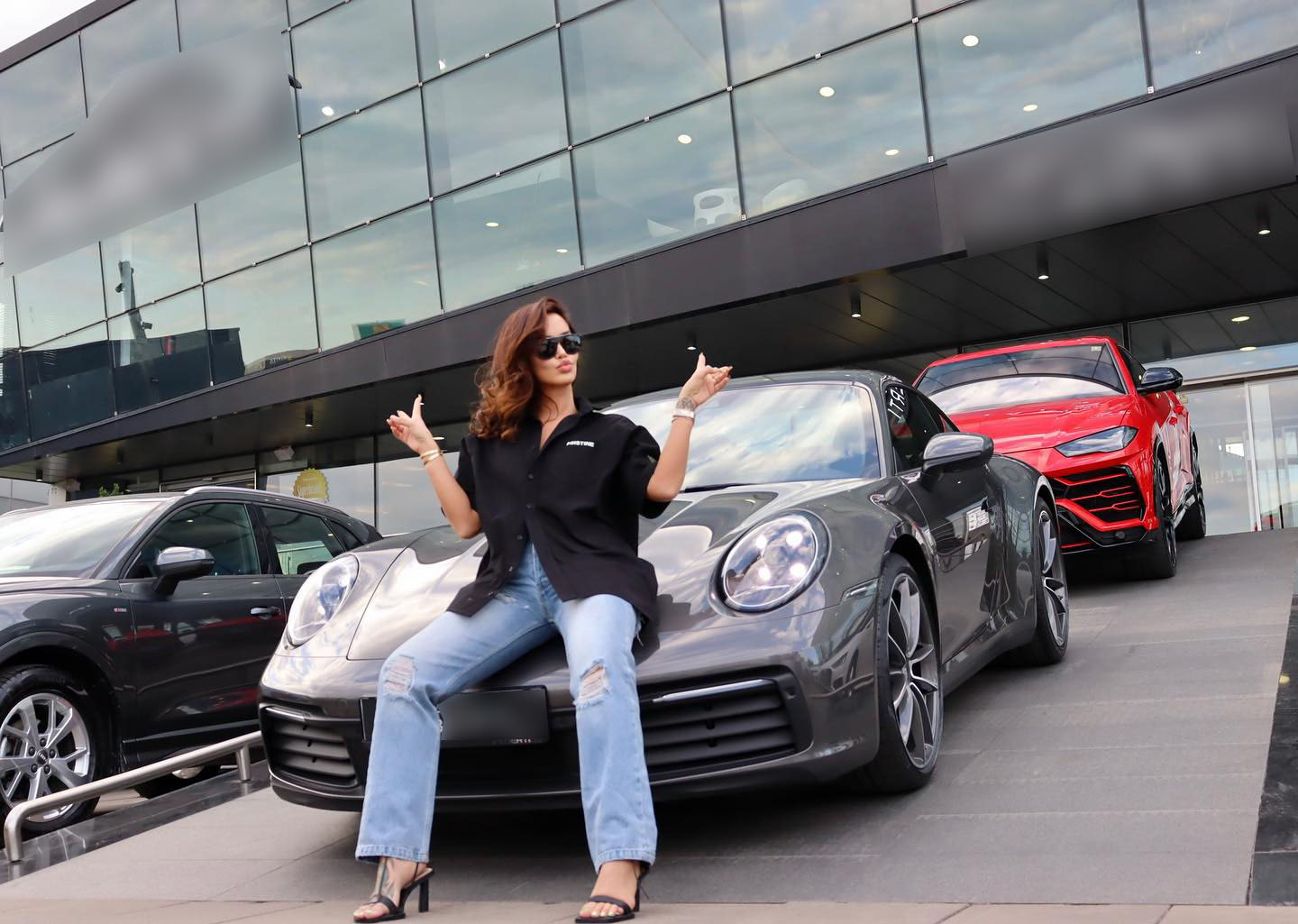 Dafina Zeqiri blen dy vetura të reja luksoze, një “Porsche” dhe një “Lamborghini”