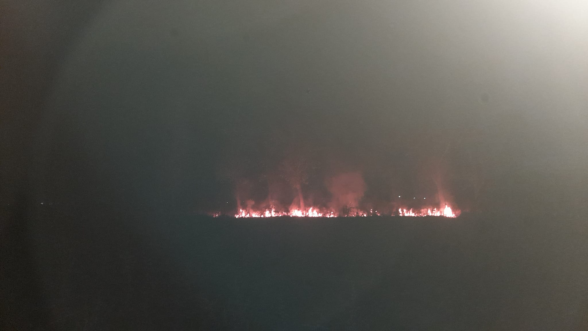 Zjarr afër aeroportit të Prishtinës, zjarrfikësit dalin në vendngjarje