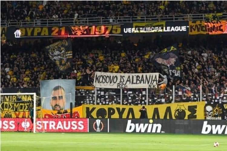 Baneri “Kosova është Shqipëri”, shpaloset nga tifozët e AEK-ut në Europa League