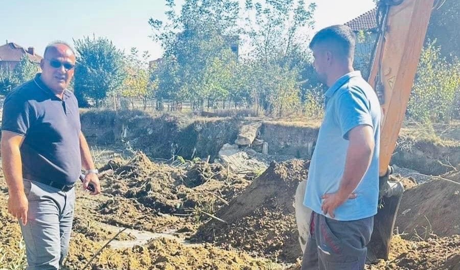 Shprehet i lumtur për punë në Podujevë, Bulliqi poston fotografi me një punëtor zbathur