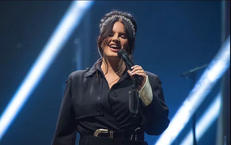 Lana Del Rey thotë se paratë e biletave në koncerte do t’i dhurojë për qytetet ku performon