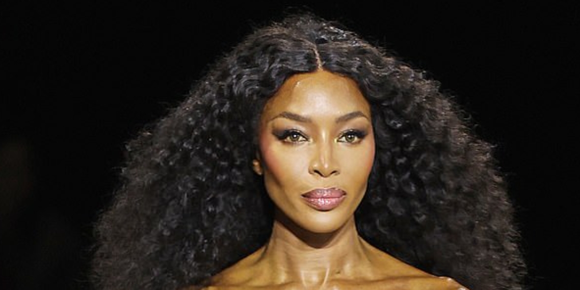 Naomi Campbell shkëlqen në pistën e modës me një bluzë argjendi!