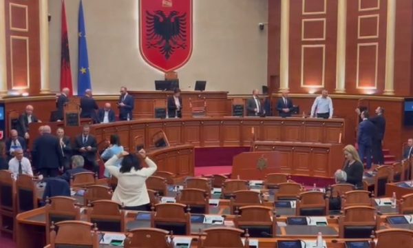 Bllokuan punimet e Kuvendit, përjashtohen 26 deputetë të opozitës