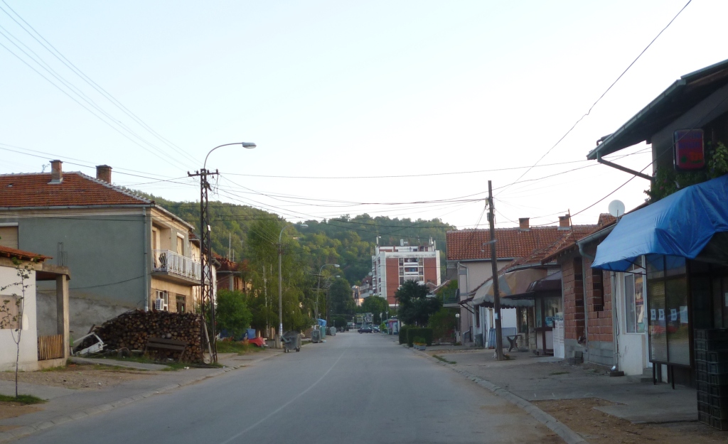 Serbët sulmojnë me gurë e mjete të rënda shtëpinë e shqiptarit në Medvegjë