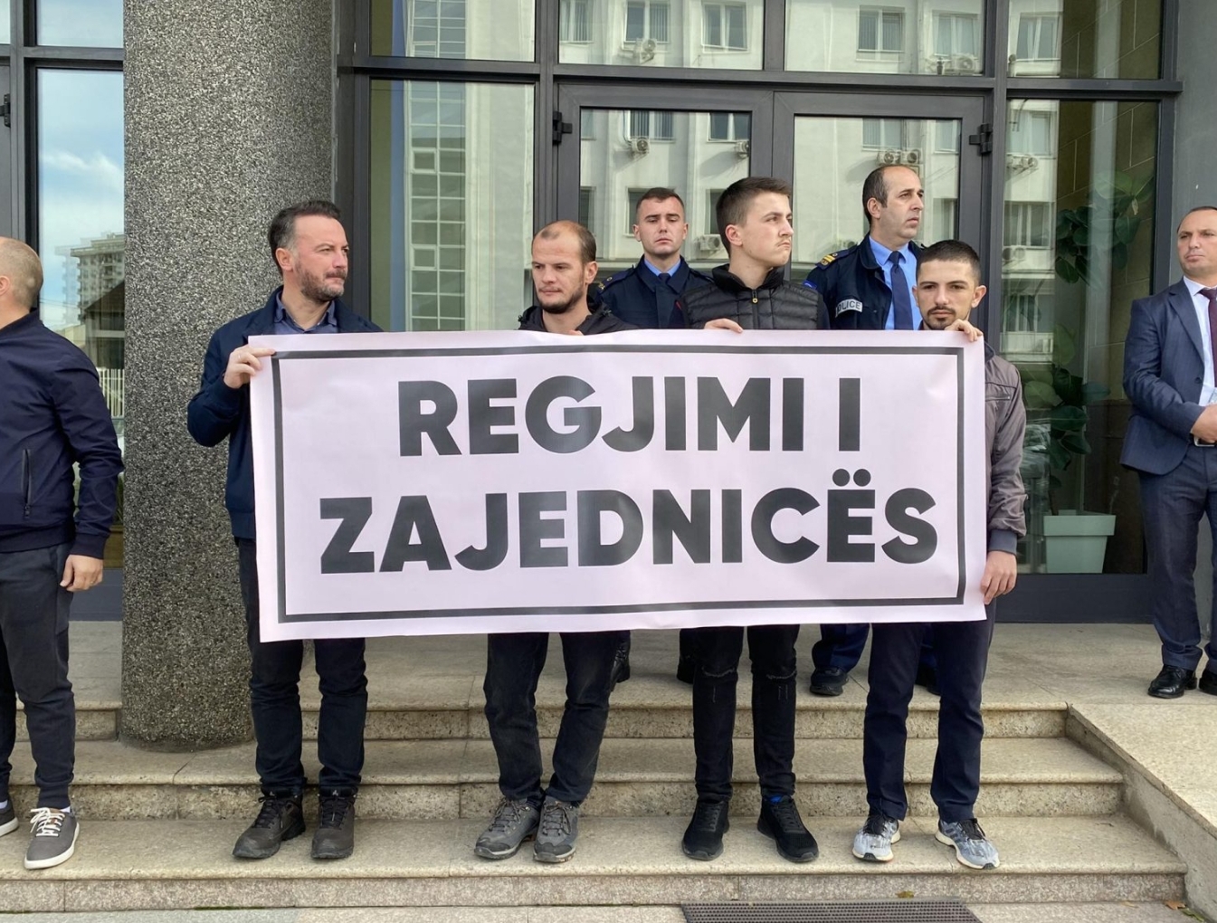 “Regjimi i Zajdenicës” – PSD bllokon hyrjen para Kuvendit, s’i lë deputetët të hynë