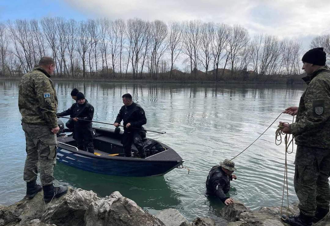 Vazhdon operacioni i FSK-së për gjetjen e qytetarit të zhdukur në lumin Buna (FOTO)