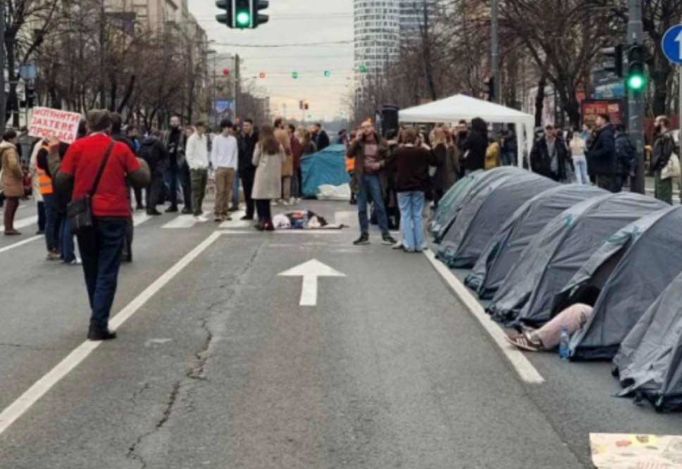 Protestat në Beograd, të rinjtë serbë kaluan natën në një kamp të improvizuar