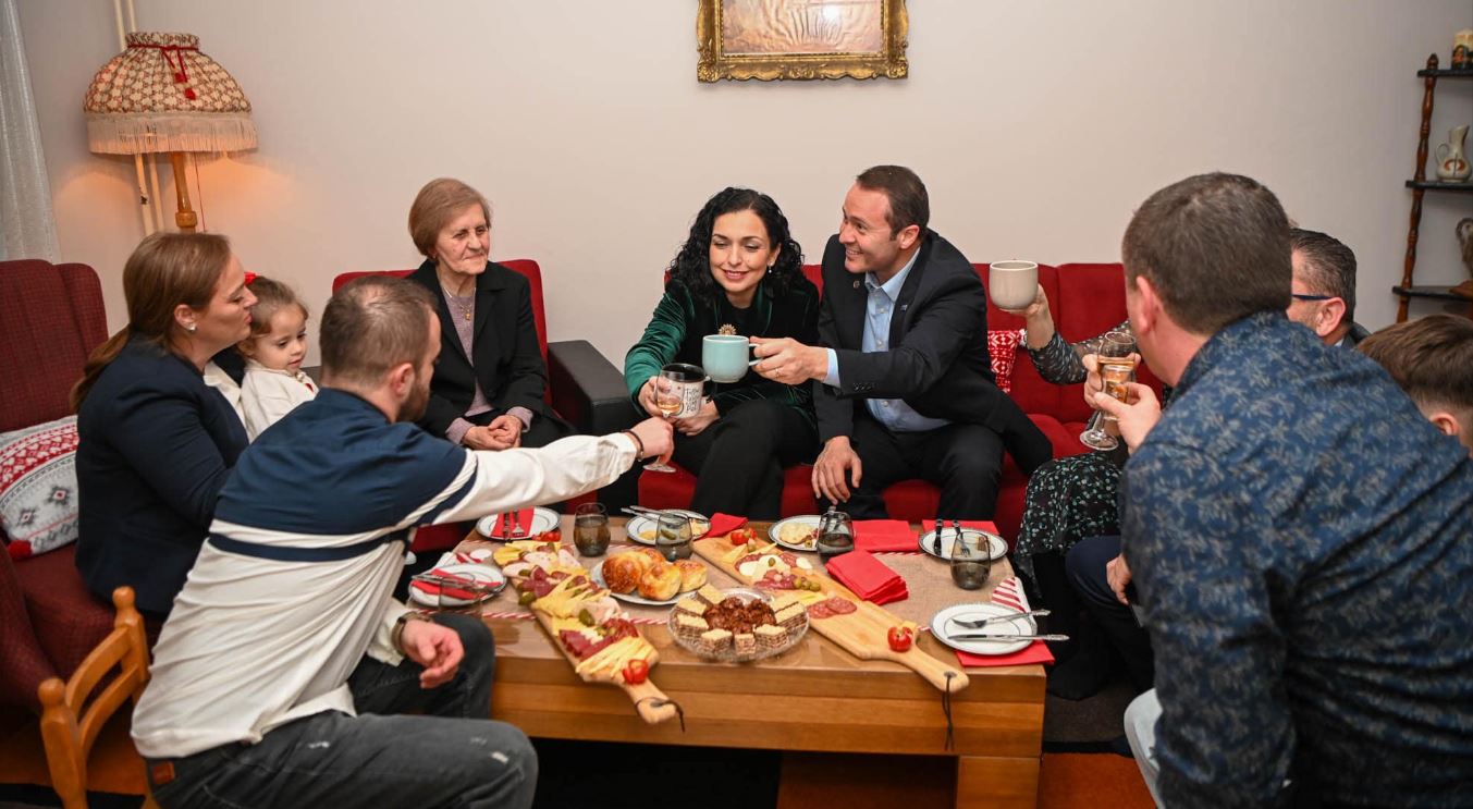 Osmani bashkë me bashkëshortin në Prizren për Krishtlindje (Foto)