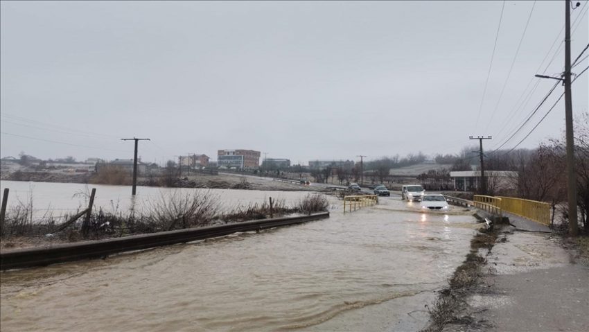 Magjistralja Ferizaj-Prishtinë e pakalueshme shkaku i reshjeve, policia kërkon të përdoret autostrada