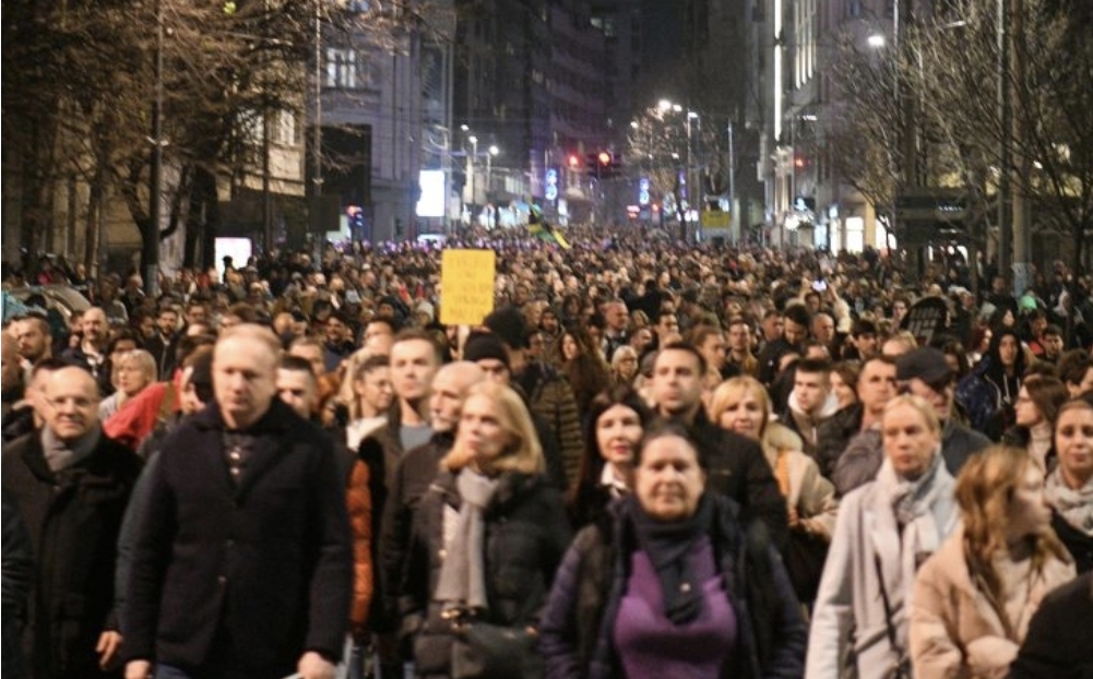 “Arrestojeni Vuçiqin”: Vazhdon protesta masive në Beograd kundër vjedhjes së zgjedhjeve