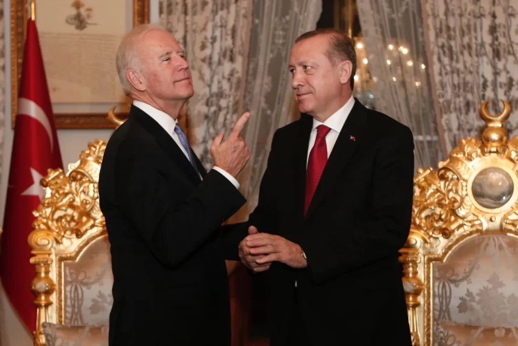 Zbardhet telefonata e Biden me Erdoganin, çfarë diskutuan dy liderat