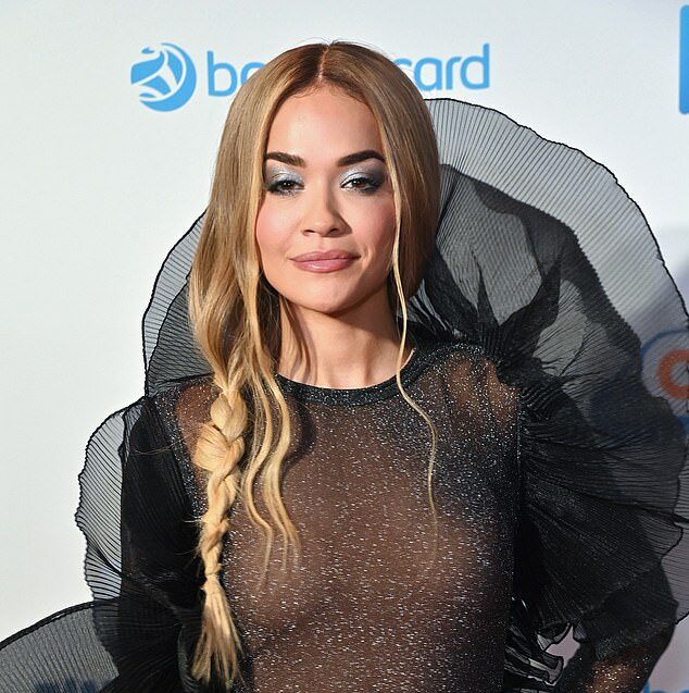 Rita Ora mahnit me një tjetër paraqitje unike në tapetin e kuq të “Jingle Bell Ball”