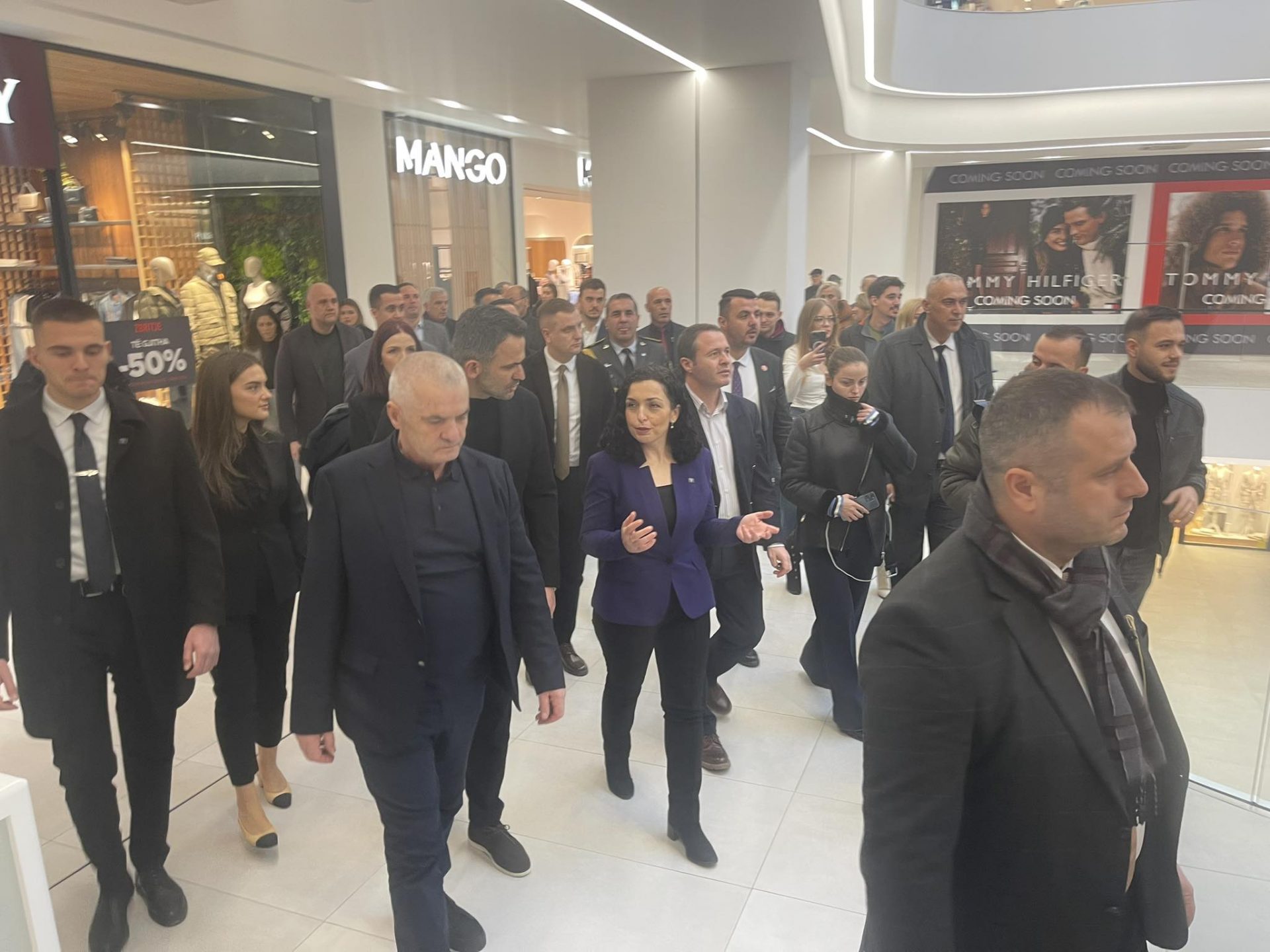 Osmani kërkon shtim të produkteve vendore në markete, viziton “Albi Mall” në Gjilan