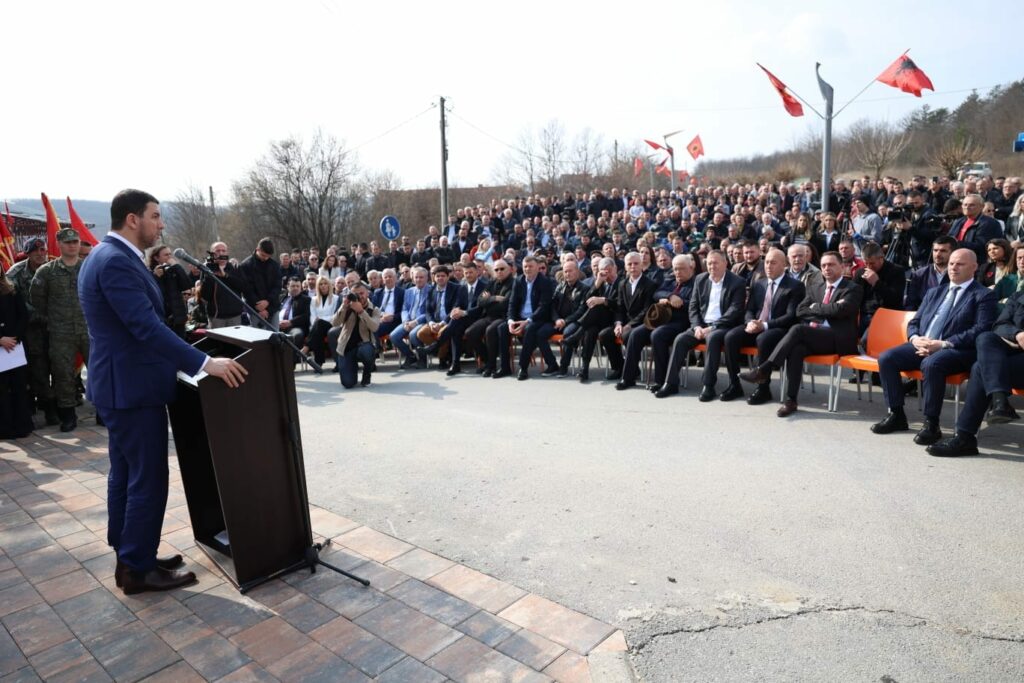 Krasniqi në përurimin e shtatoreve të Sala dhe Hamit Jasharit: Nuk i ndau as vdekja në rrugën e shenjtë të lirisë