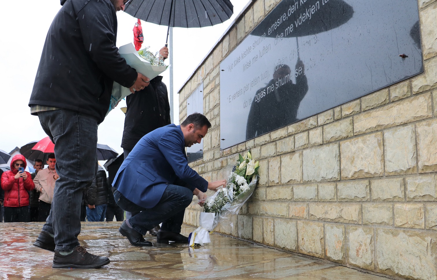 Glauk Konjufca bëri homazhe në Nakaradë të Fushë-Kosovës