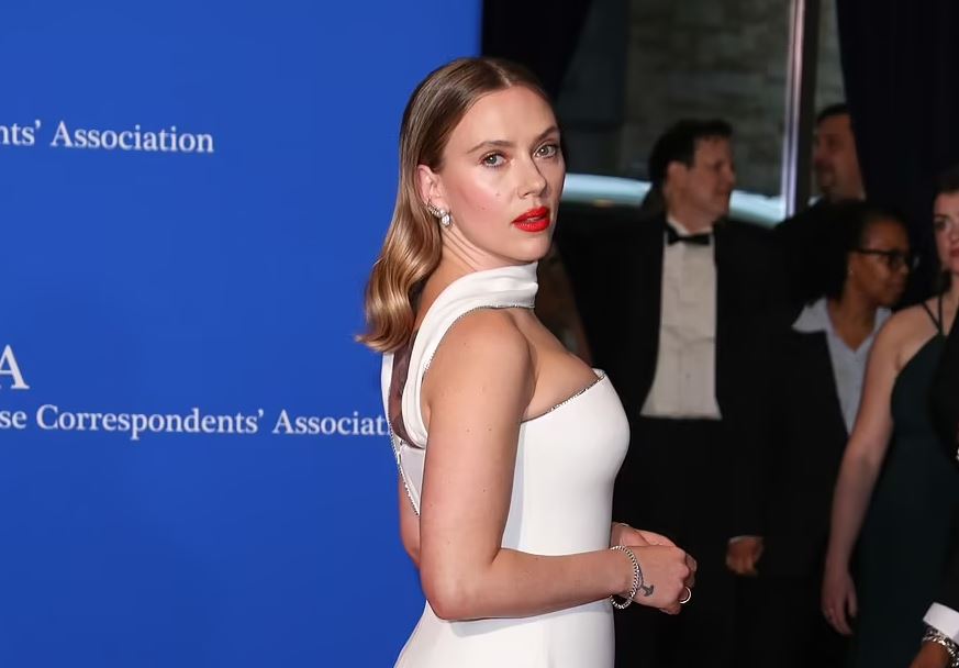 Scarlett Johansson duket si hyjneshë me të bardha (Foto)