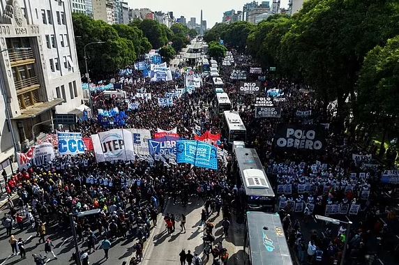 Sërish protesta kundër qeverisë në Argjentinë, përplasje të ashpra mes policisë dhe demostruesve