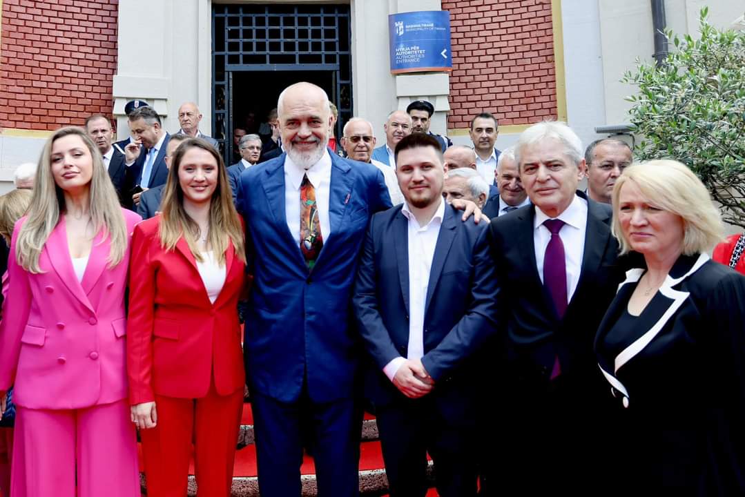 Tirana e shpalli qytetar nderi: Edi Rama publikon fotografi me Ali Ahmetin dhe familjen e tij