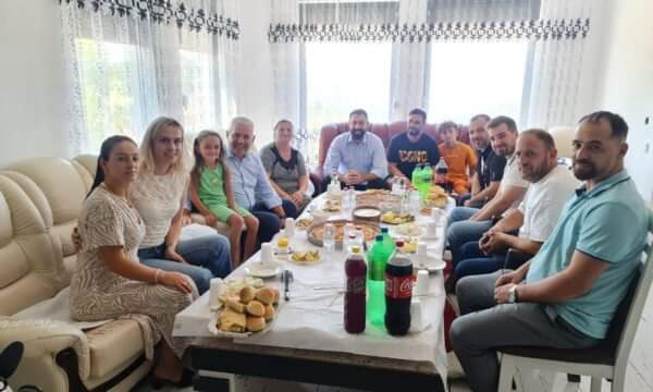 Dy ministra në veri, hajnë drekë te familjet të cilave u ndërtuan shtëpi të reja