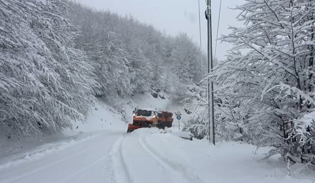 Bora deri në 30 cm në Korçë, bllokohen disa rrugë dhe disa fshatra mbesin pa energji